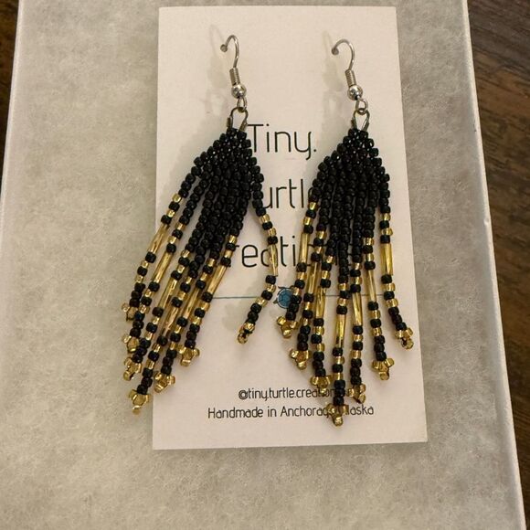 Black and Gold Alaska Native Beaded chandelier Earrings NWT - Picture 2 of 4